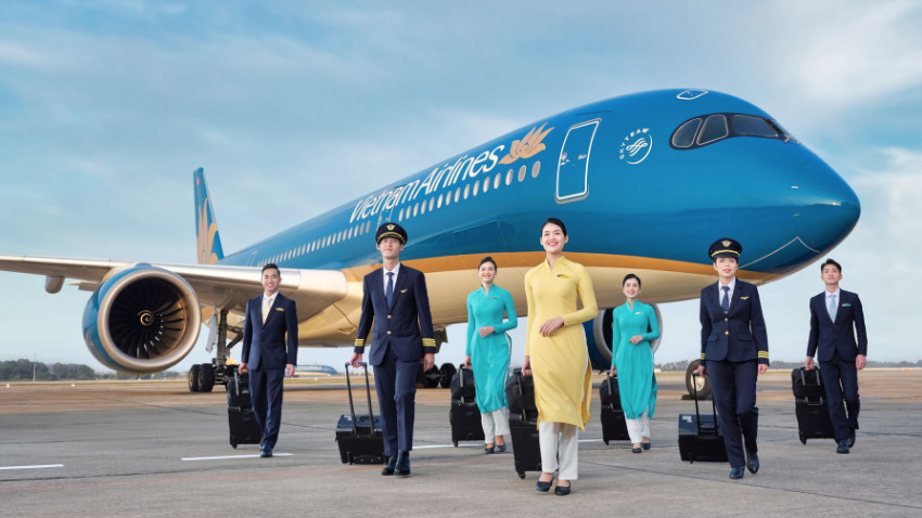 L'equipaggio di bordo di Vietnam Airlines è davanti all'aereo